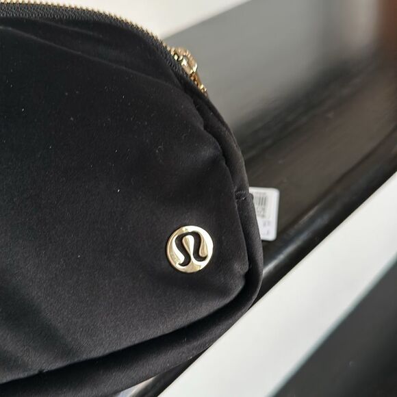 New w/tags Lululemon everywhere belt bag, black velour soft luxurious gift - Picture 7 of 7